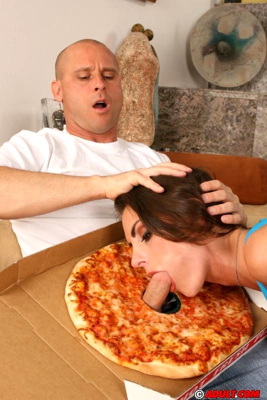 Порно - Зрелая женщина возбудила разносчика пиццы и он устроил с ней пылкую еблю