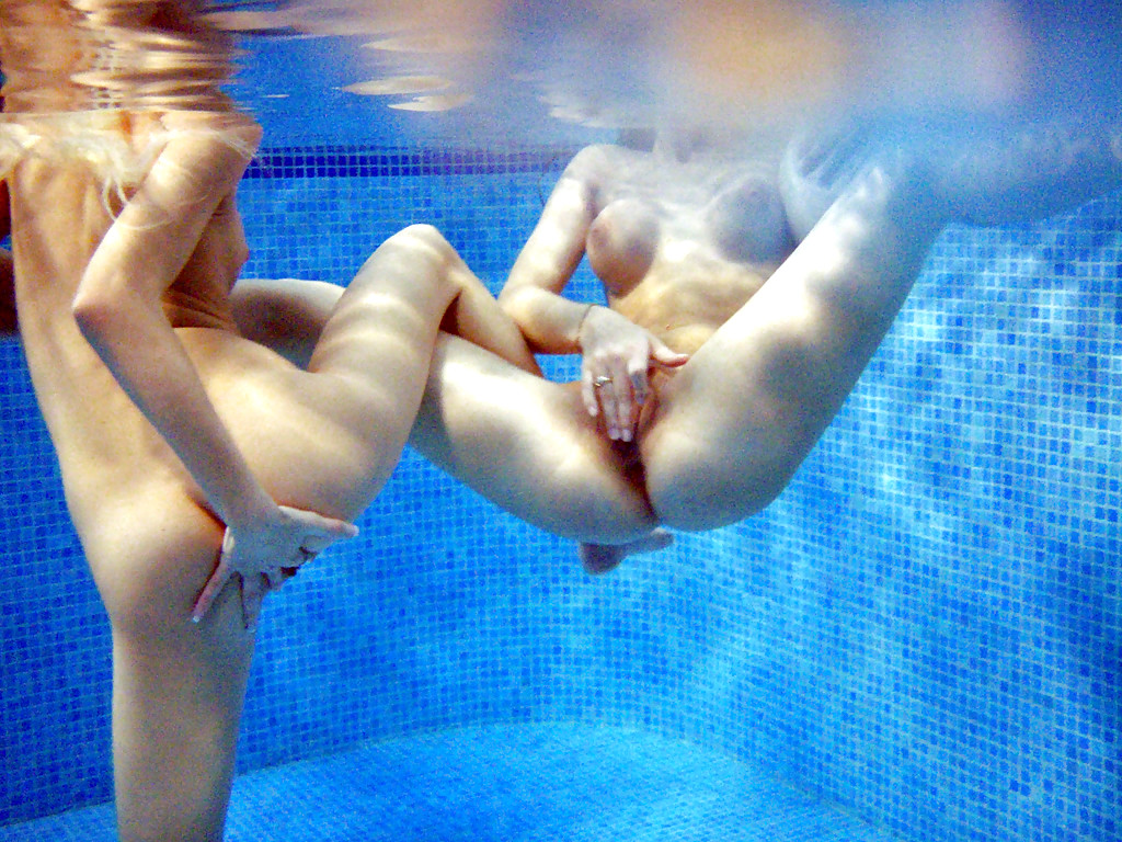 Голые лесбиянки в бассейне 49 фото