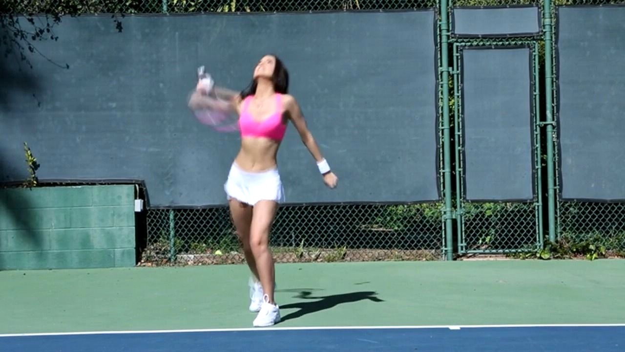 Вместо игры в настольный теннис парочка занимается сексом на свежем воздухе
