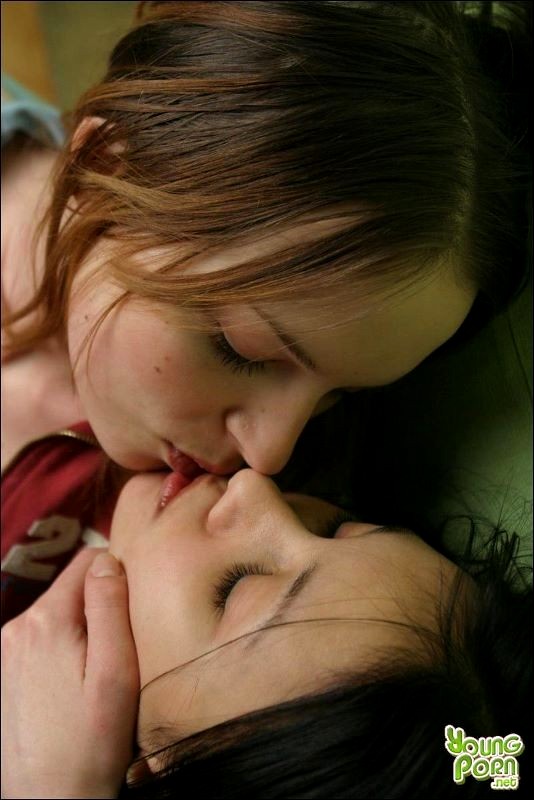 Some lesbian. Лесбийские поцелуи Зои Дойч. Поцелуй. Красотки целуются. Очень красивые лизбиянки.